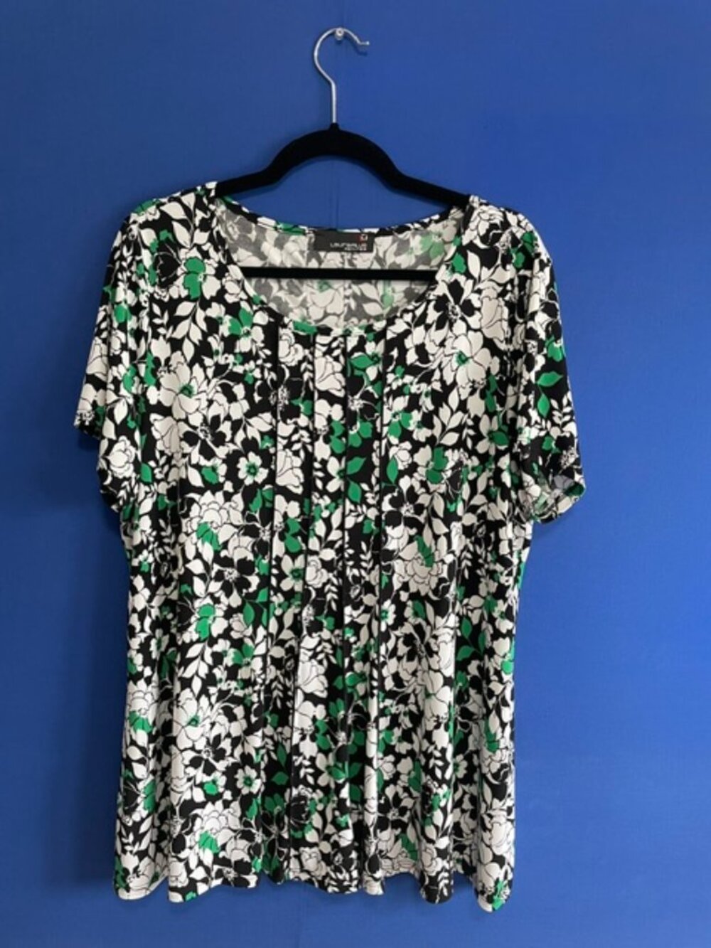 Laura Plus Black, White, and Green Floral Blouse - Size 1X
